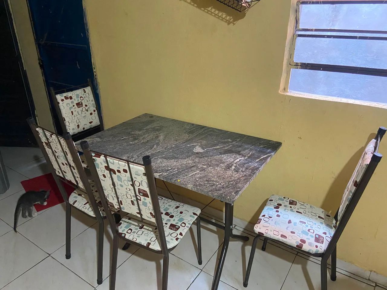 Mesa com 4 cadeiras nova - Foto 2
