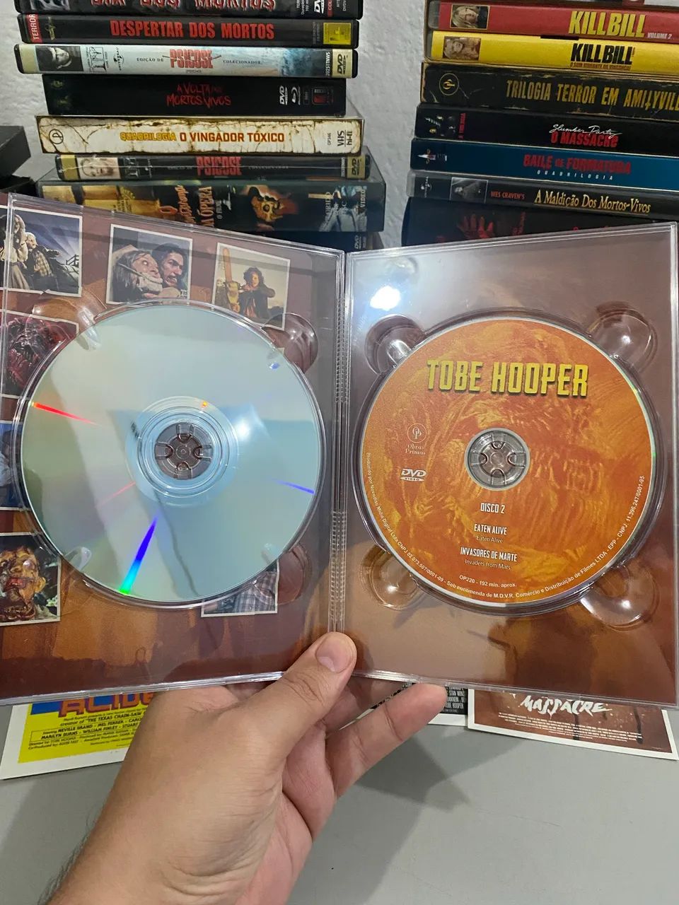 Box DVD Tobe Hooper - 2 discos 4 Cards: Massacre da Serra Elétrica  - Foto 3