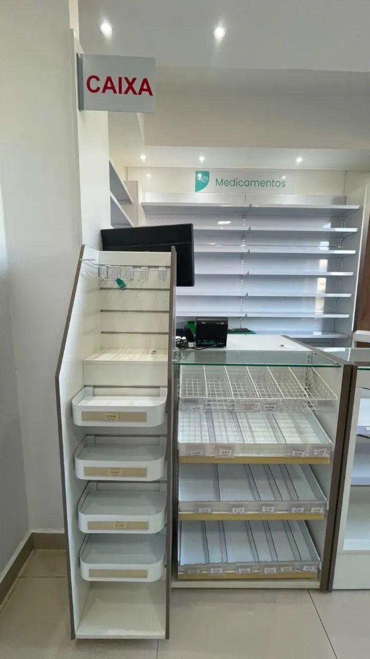 Balcão de caixa com vitrine de vidro e expositores