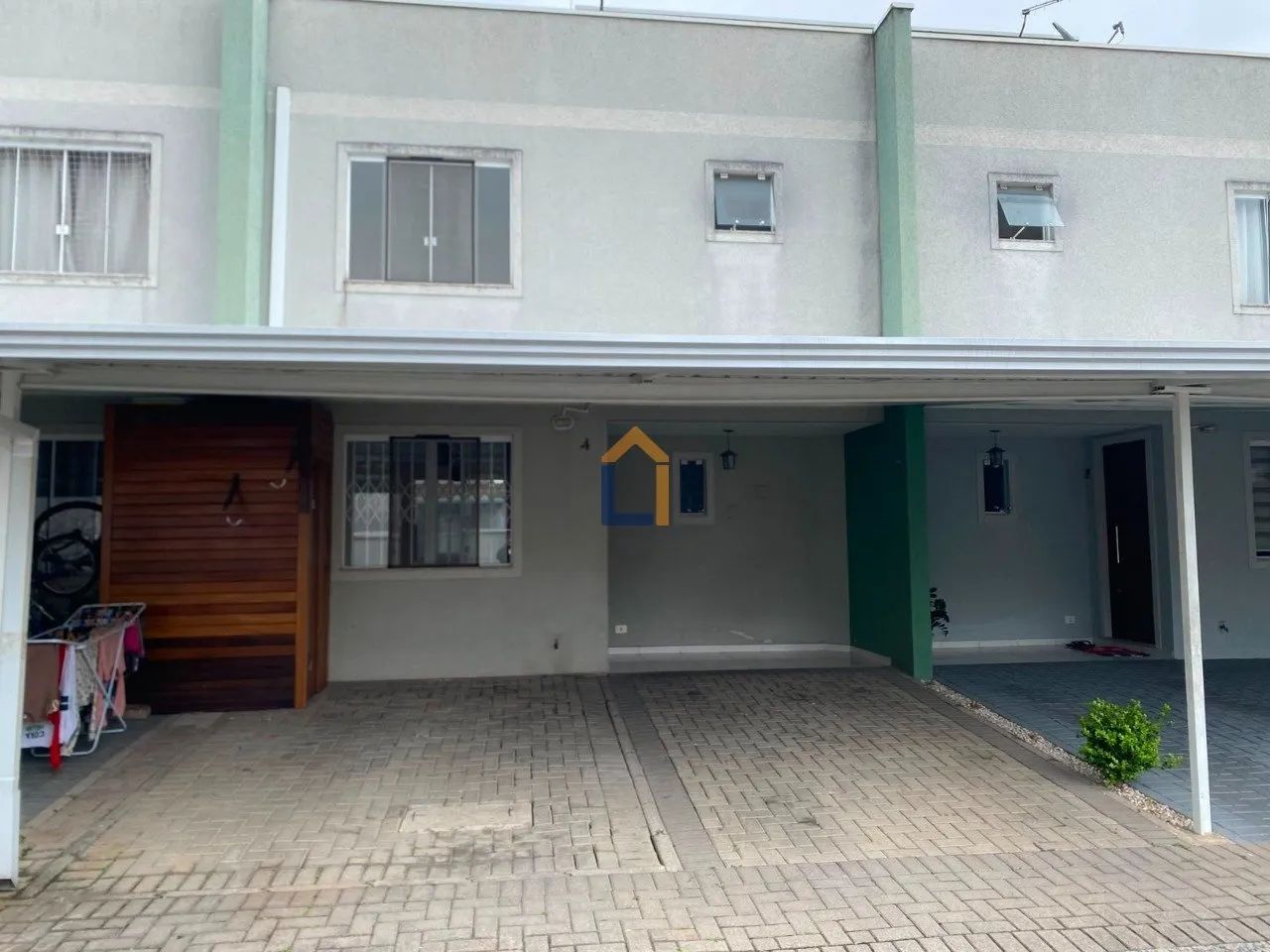 Sobrado com 3 quartos em condomínio no Umbará