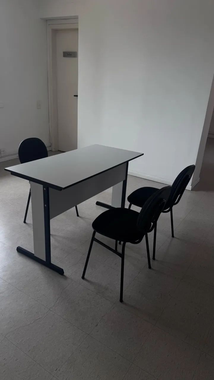 Conjunto mesa e cadeiras 