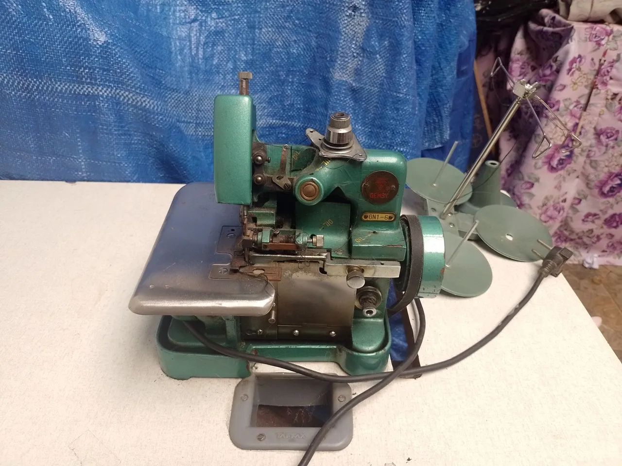 Máquina overlock semi industrial  com mesa - Foto 2