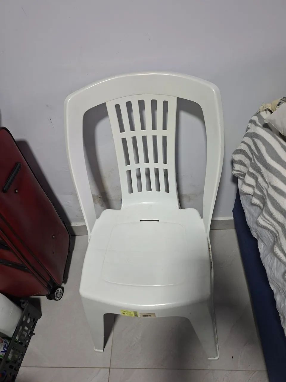 Vendo 4 cadeiras de plástico por 100,00 