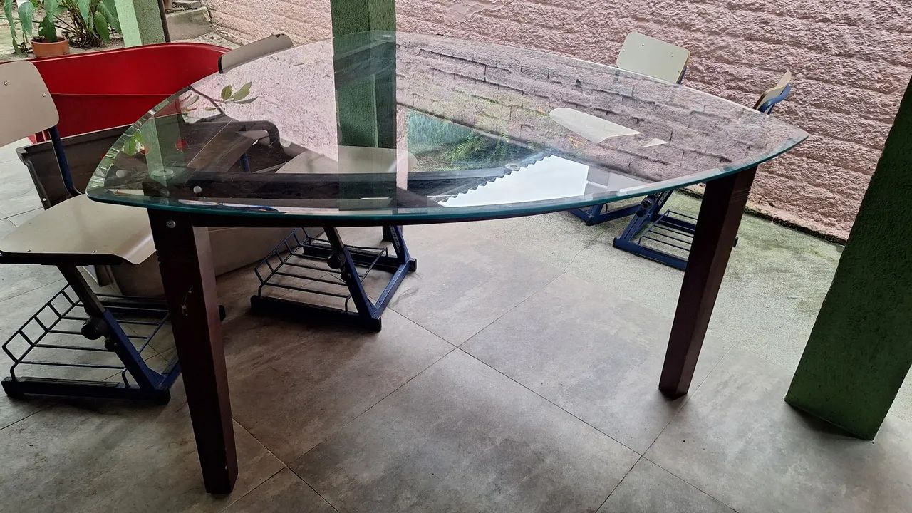 Mesa de Jantar Moderna em formato triangular com vidro curvo e base de madeira - 6 Lugares - Foto 2
