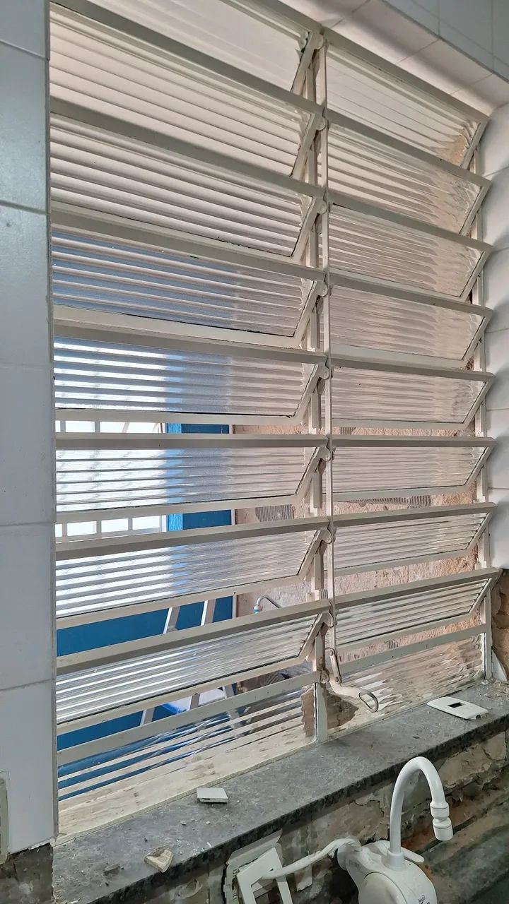 Vendo vitro basculante com vidros!! - Foto 2