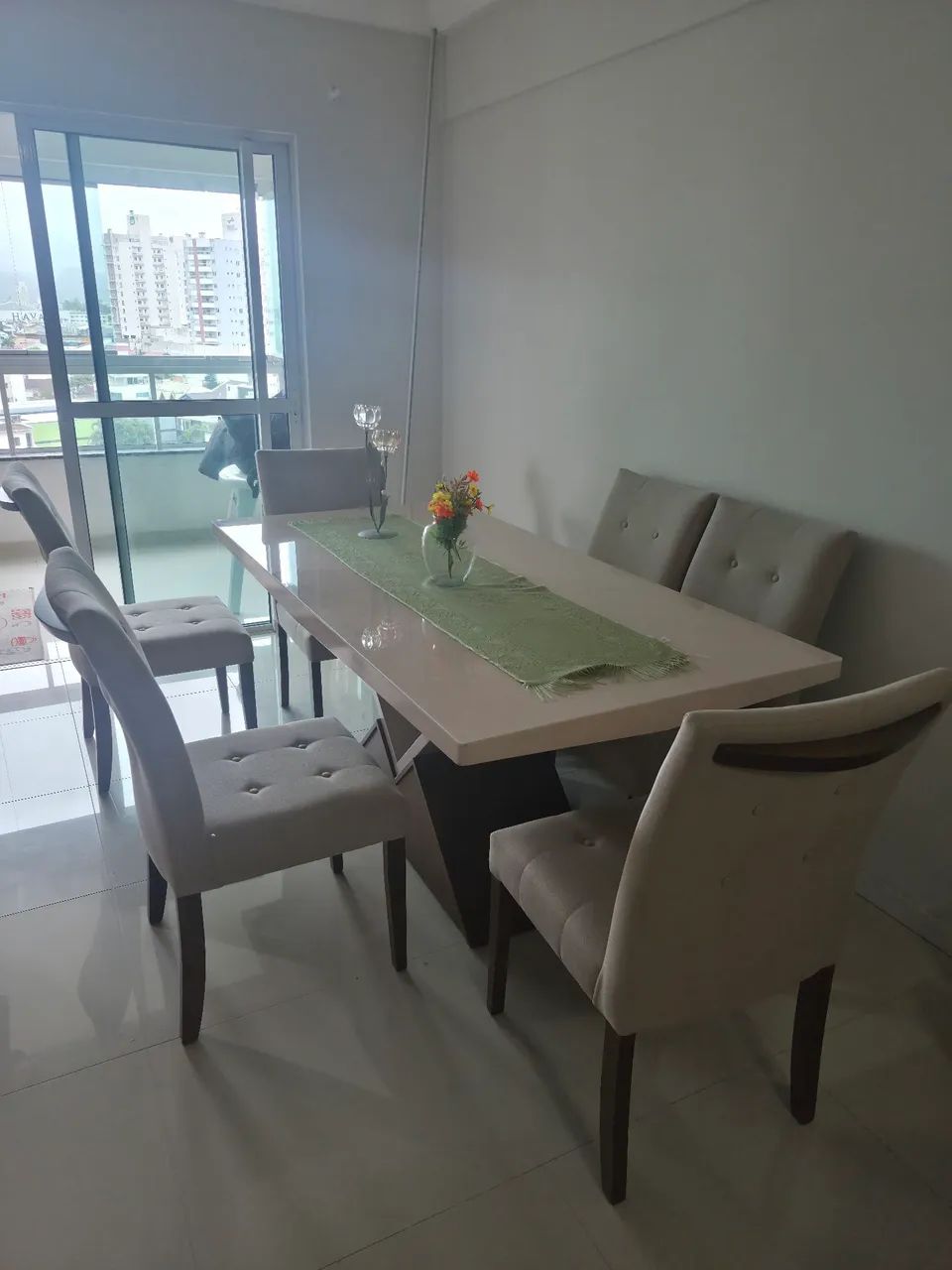 MESA COM SEIS CADEIRAS - Foto 3
