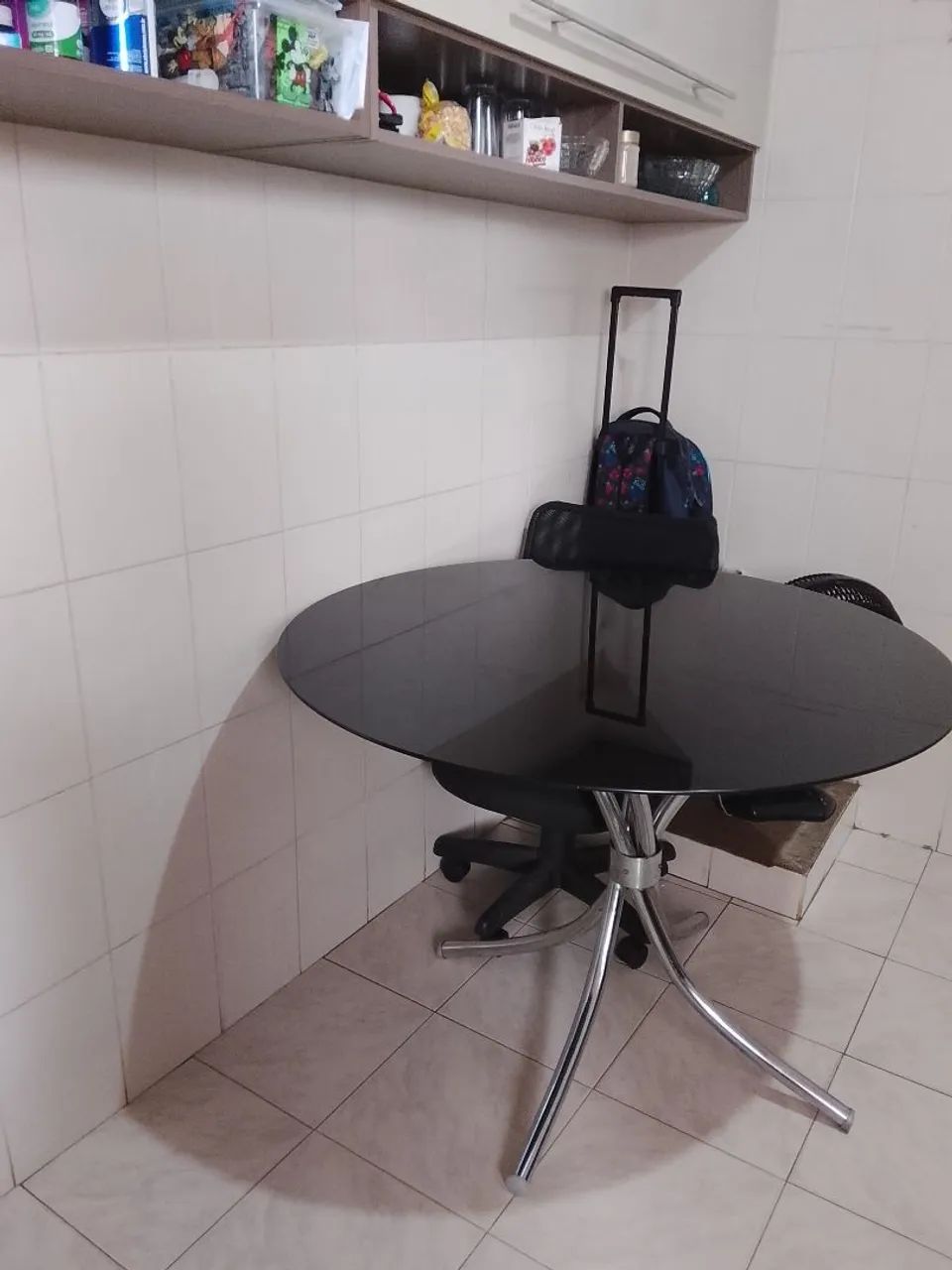 Mesa de vidro sem cadeiras 