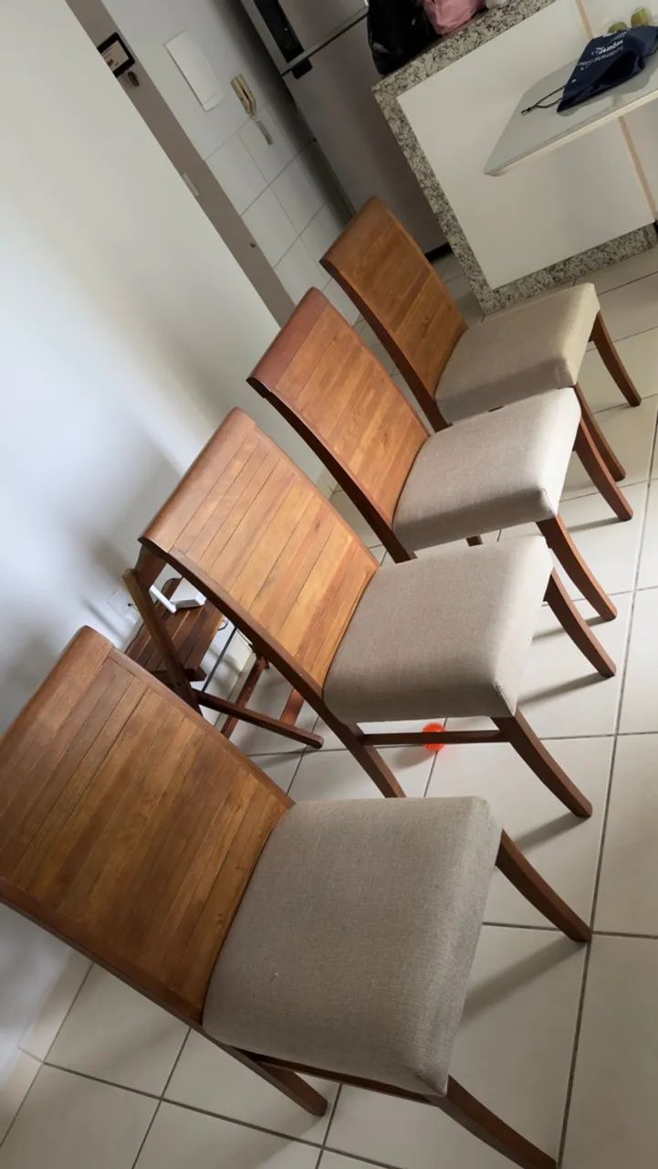 Vendo jogo com 04 Cadeiras de madeira maciça  - Foto 3