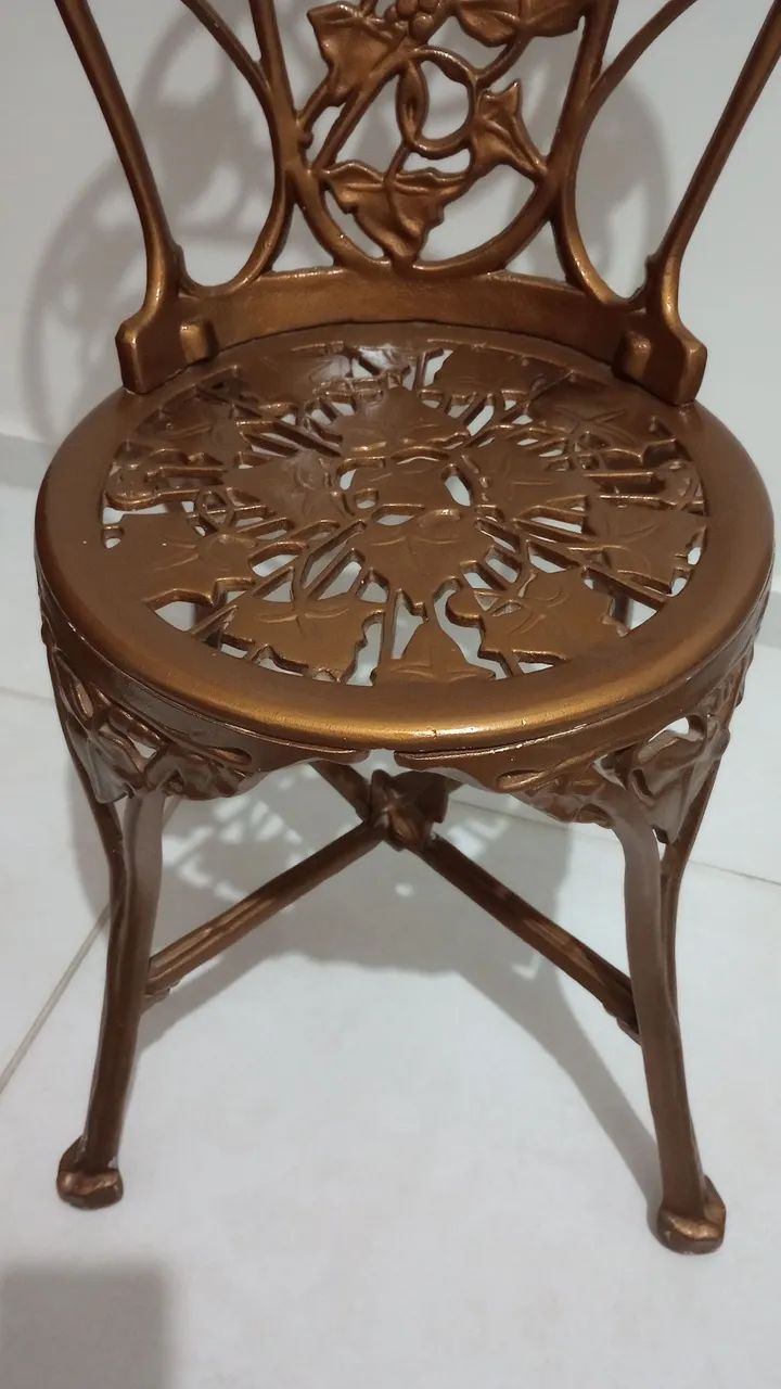 Cadeira Decorativa em Ferro Fundido - Acabamento Bronze - Foto 3