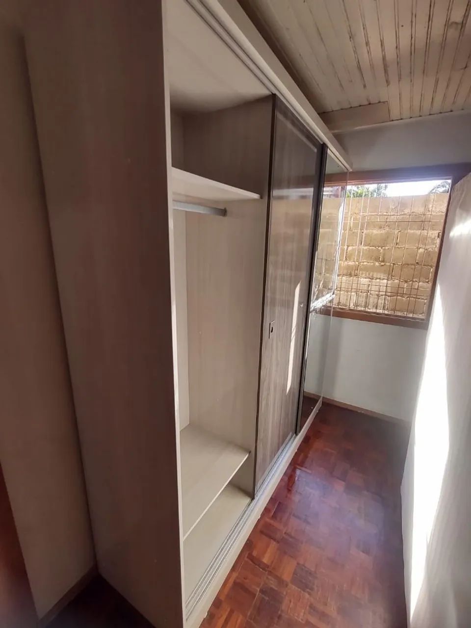 Roupeiro Grande, com Portas de correr e Espelho! - Foto 5