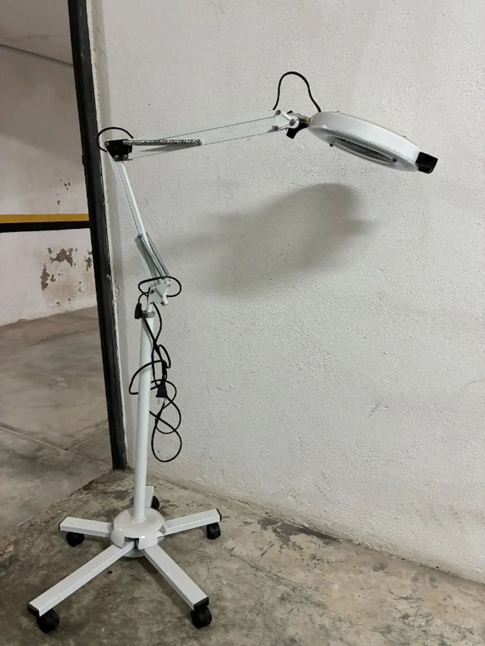 Lupa Luminária LED com Braço Articulado e Base com Rodízios 127V