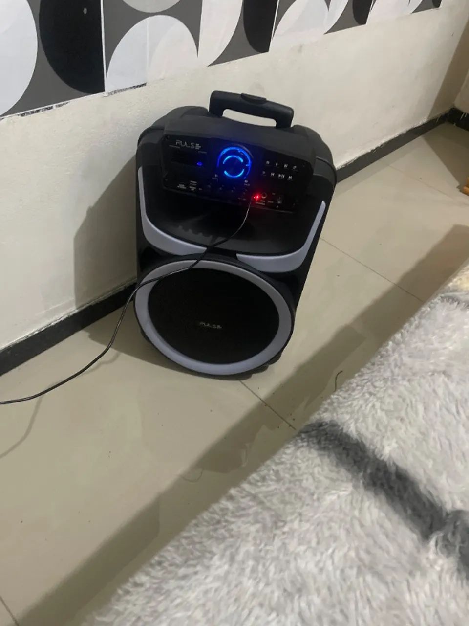 Caixa amplificadora com Bluetooth e violão microfone USB cartão memória e p2
