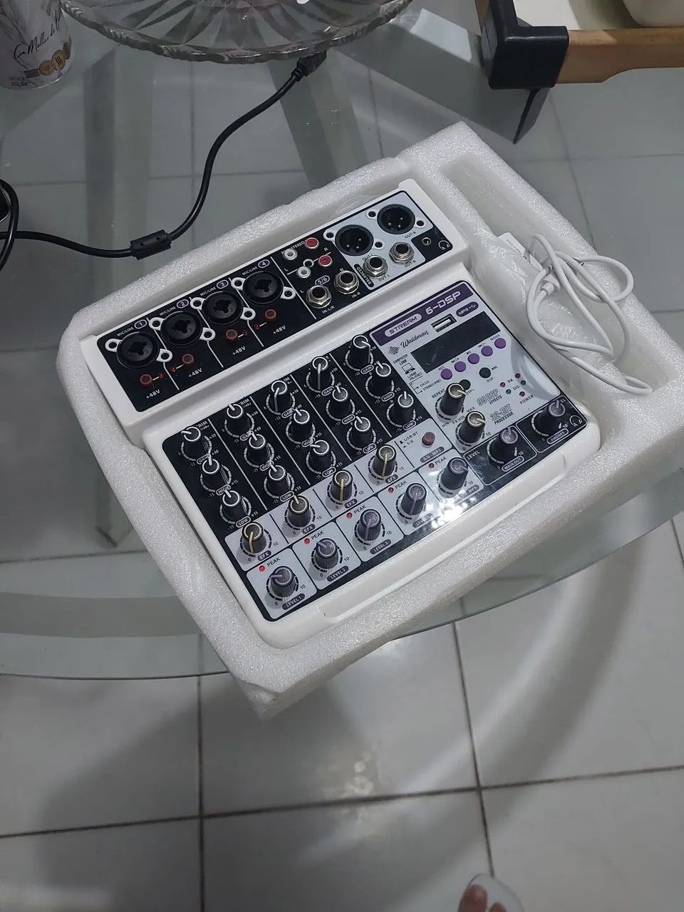 Mesa de som 4 canais nova