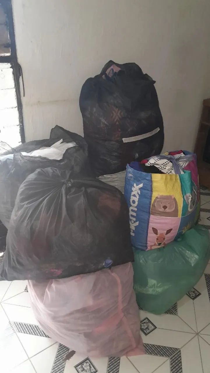 Vendo oito sacos de roupas desapego 