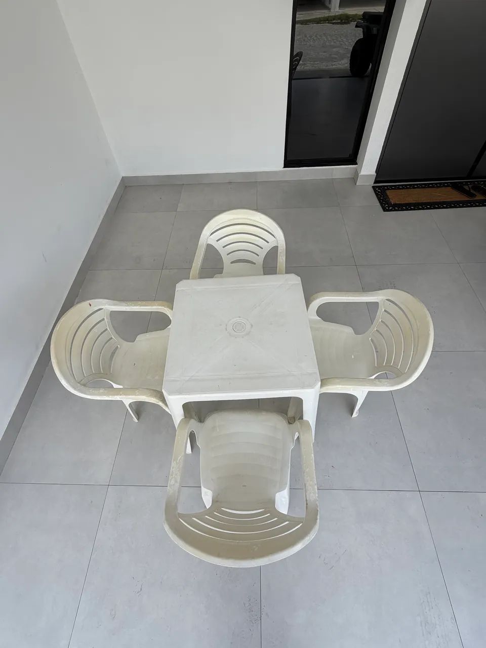 MESA PLÁSTICA COM 4 CADEIRAS  - Foto 4