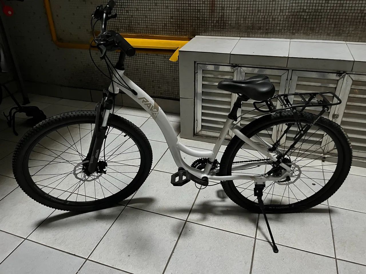 Vendo bicicleta Aro 29 Alumínio Rava semi nova (usada 5x) com cesta e sino