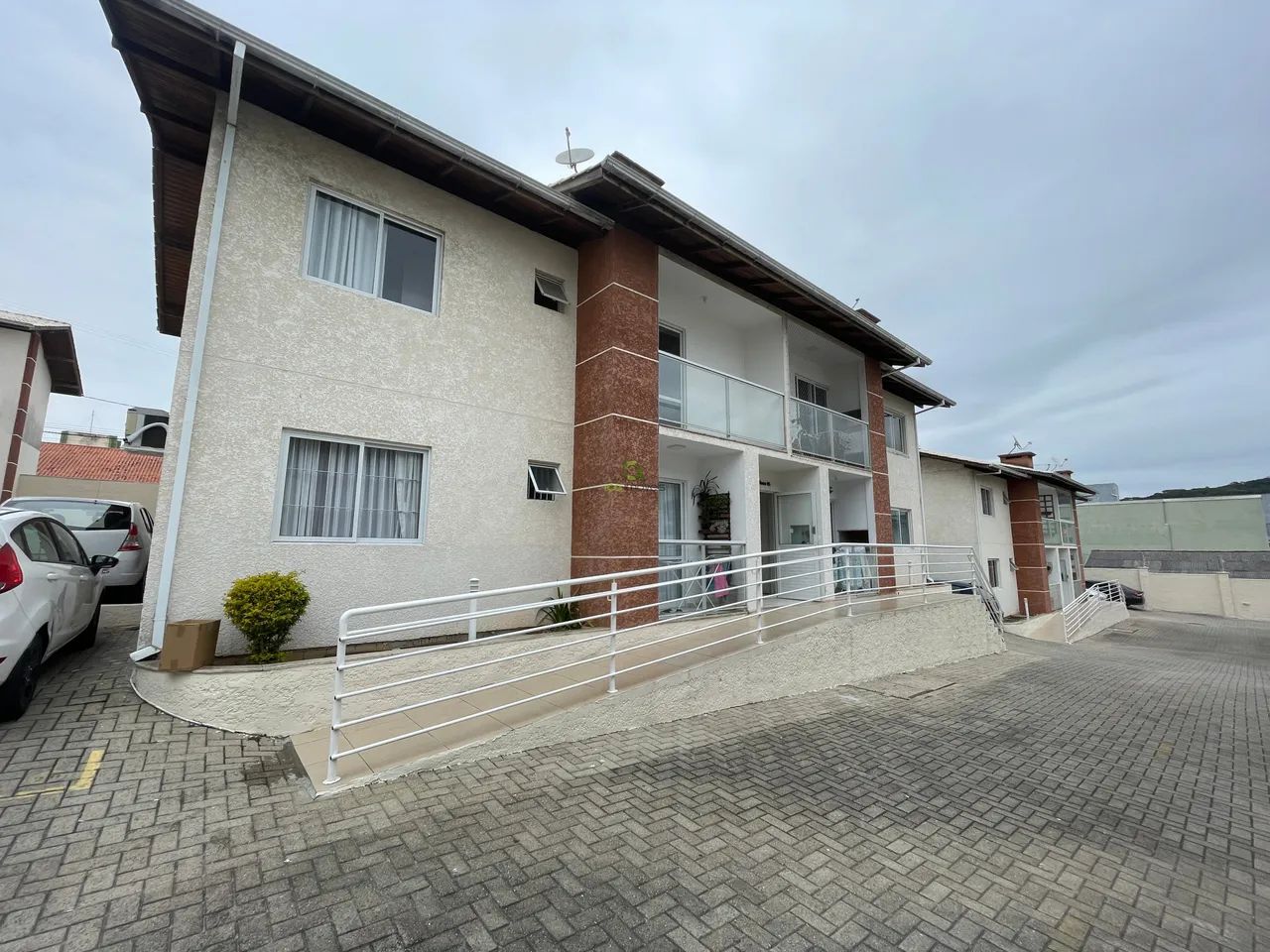 ÓTIMO APARTAMENTO SEMI-MOBILIADO PARA LOCAÇÃO - Foto 2