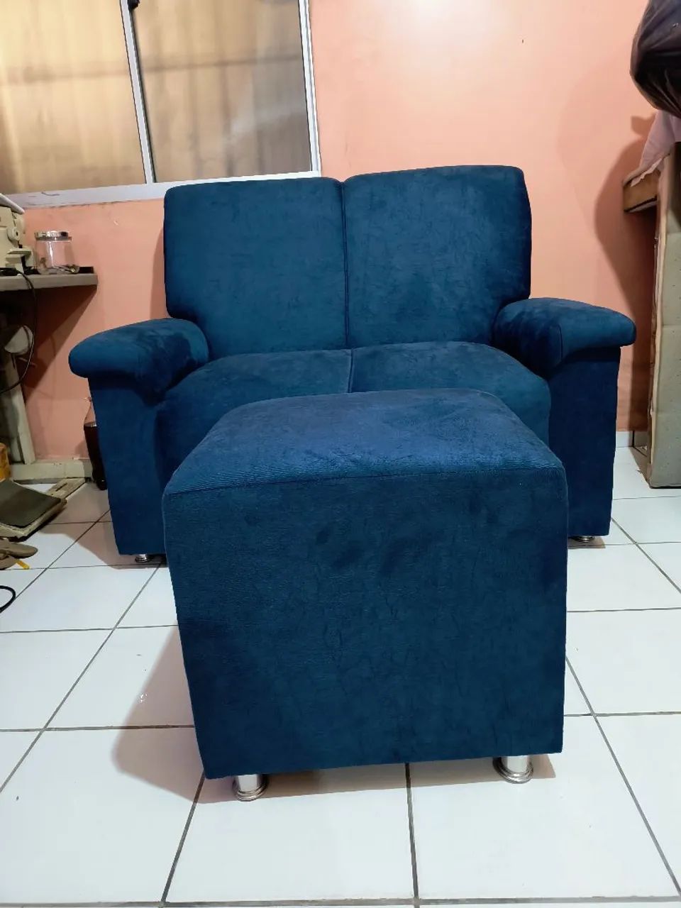 Sofá de dois lugares +puff