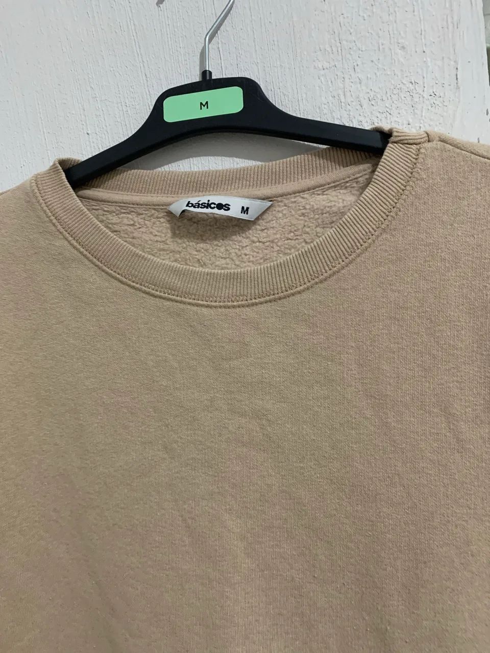 3 moletons um preto,branco e bege tam M  - Foto 5