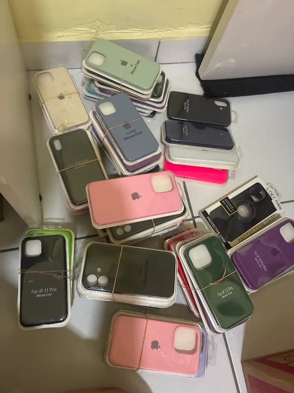 Lote de capinhas de iPhone 250 capinhas de vários modelos  - Foto 2