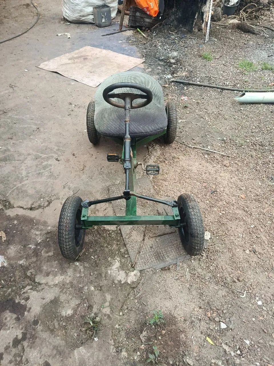 Quadriscíclo. a pedal de ferro