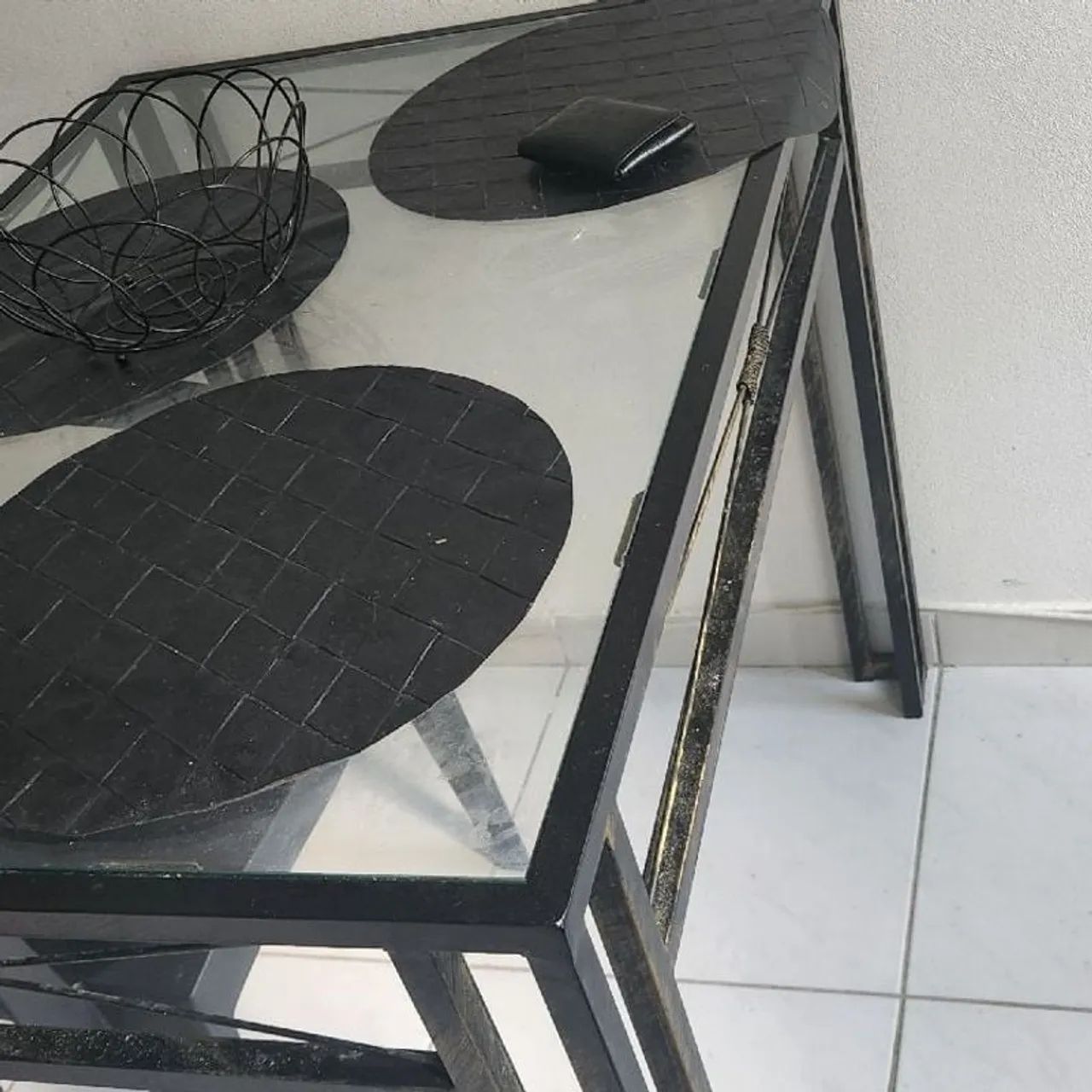 Mesa de vidro com pés de ferro