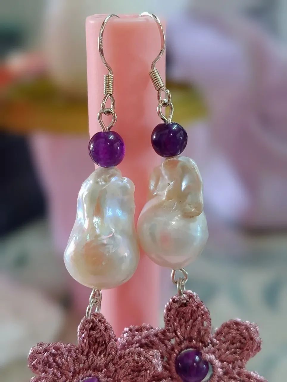 Brincos de crochê com pérolas e ametistas  - Foto 3