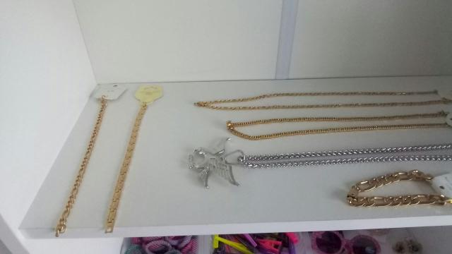 Acessórios de cor prata e dourado - Foto 5