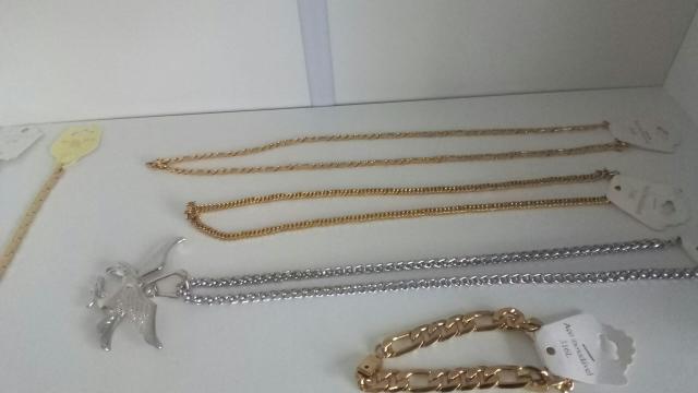 Acessórios de cor prata e dourado - Foto 6
