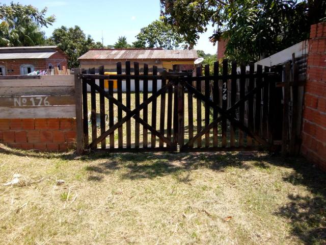 Vendo casa em ótima localização. Rua antes do antigo Val Querendo. Aberta a negociações.