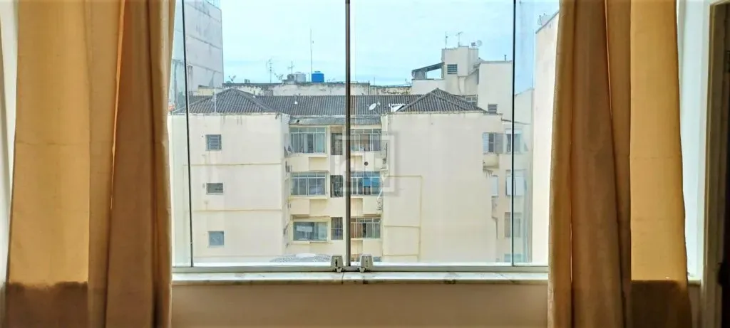Apartamento à Venda em Copacabana, 2 Quartos, Portaria 24 Horas, Vista Livre