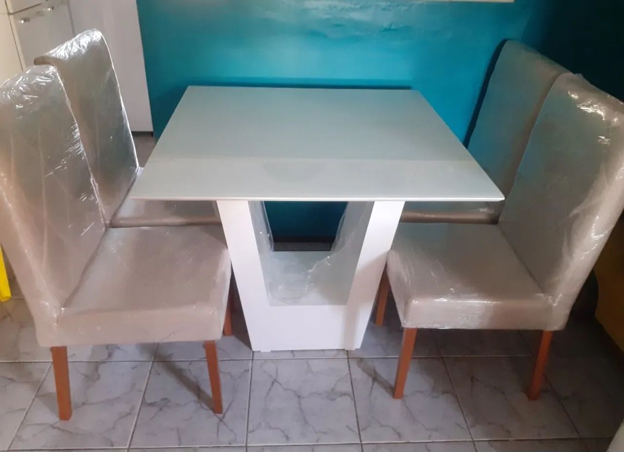 Mesa 90x90 Vidro Laqueado 4 Cadeiras Acolchoadas - Foto 2