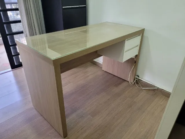 Mesa para Recepção Amadeirada/Planejada para Escritório + vidro