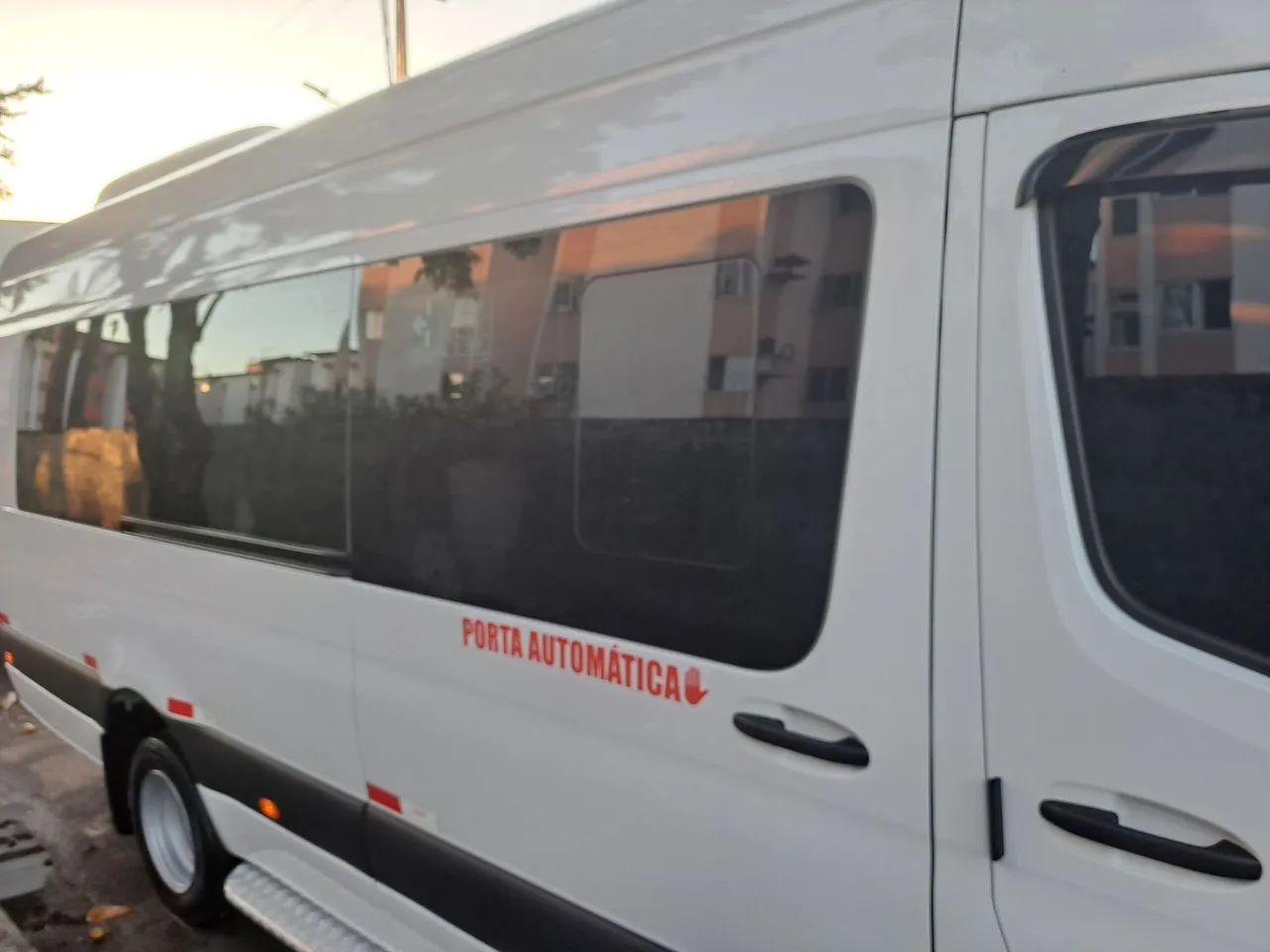 Serviço de aluguel de van comporta 20 passageiros  - Foto 3