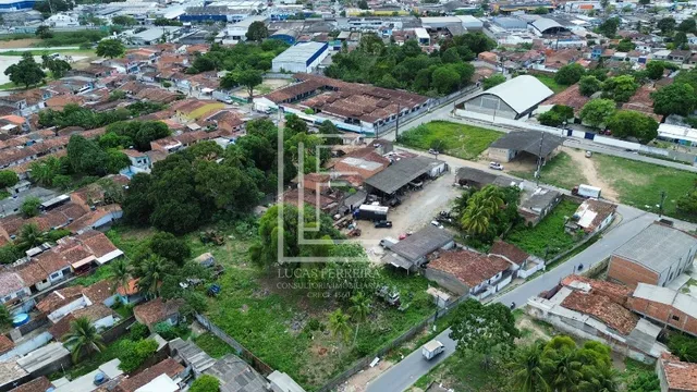 Terreno de 6.384m² com 5 casas prontas e anexadas, além de poço artesiano e 5 galpões