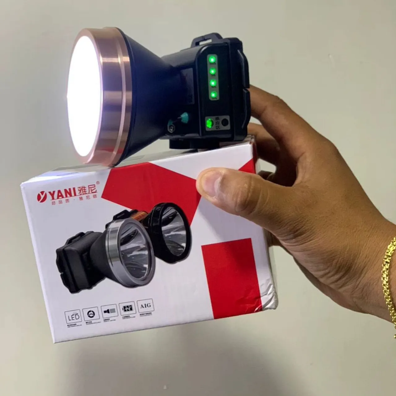 LANTERNA DE CABEÇA YANI G2 COM SENSOR E CARREGADOR DE CELULAR