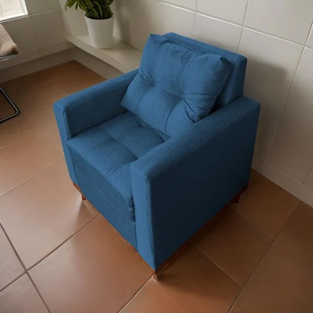 Poltrona Retrô - Base de Madeira - Na compra de duas, ganhe um puff foguete!!! - Foto 2