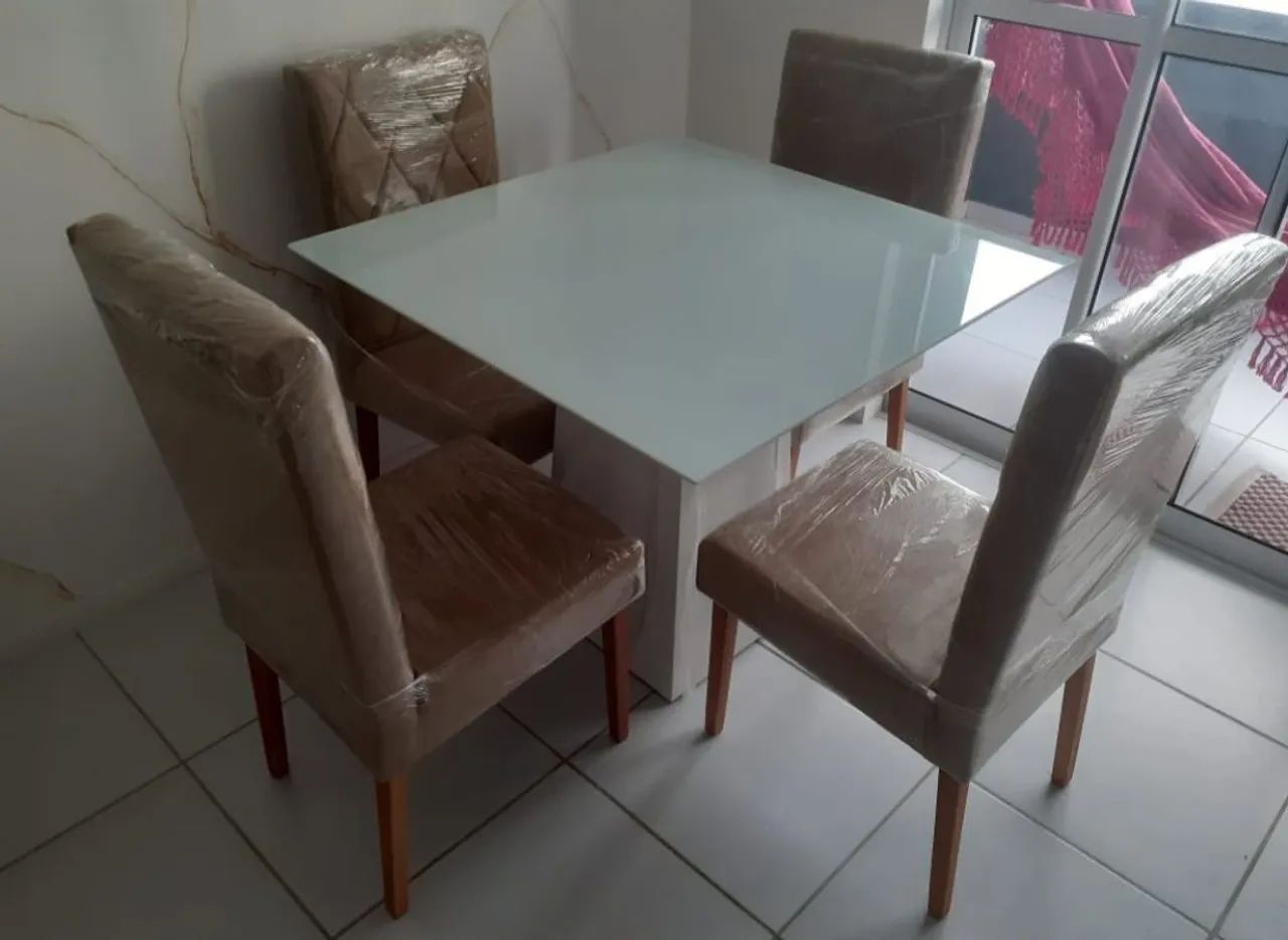 Mesa 90x90 Vidro Laqueado 4 Cadeiras Acolchoadas - Foto 3