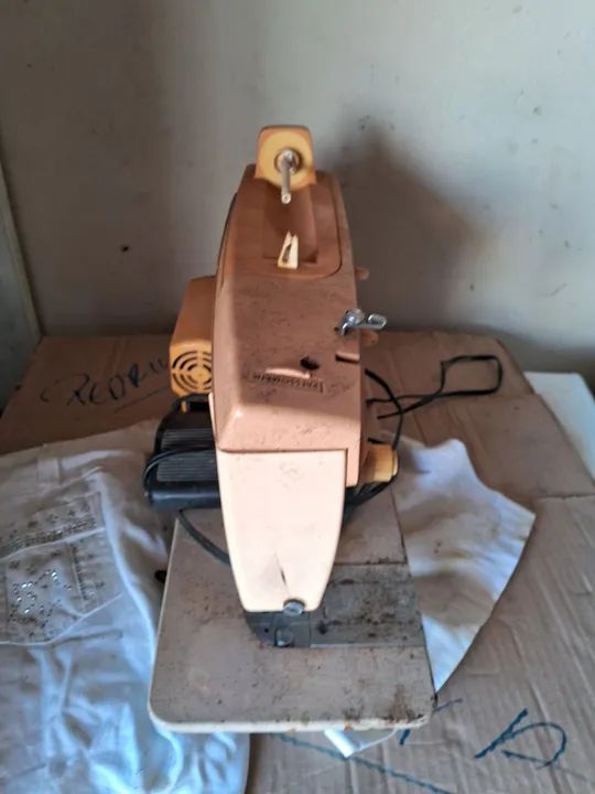Máquina de Costura Singer 974, EXCELENTE PRODUTO  - Foto 3