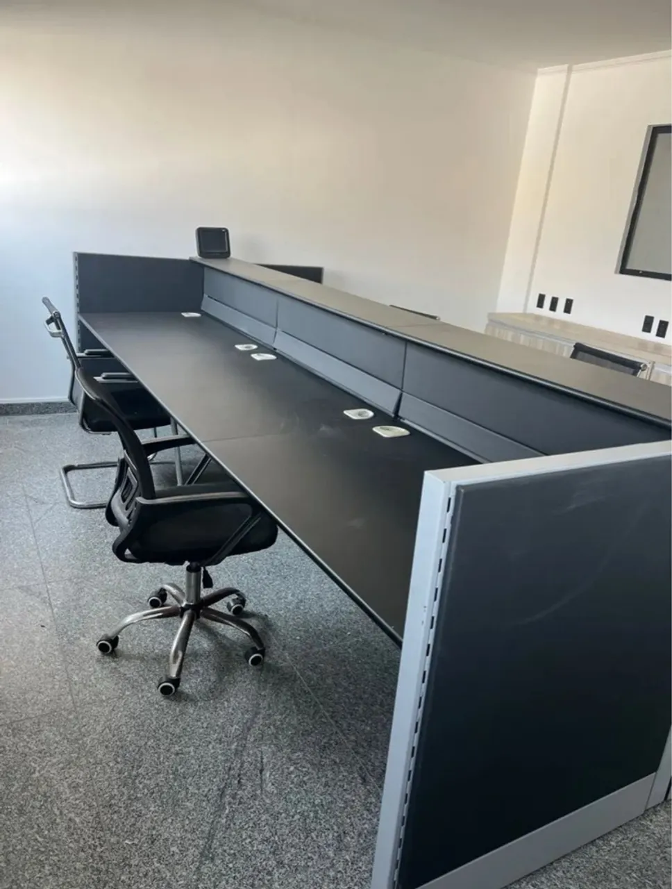 Mesa para escritório com divisórias