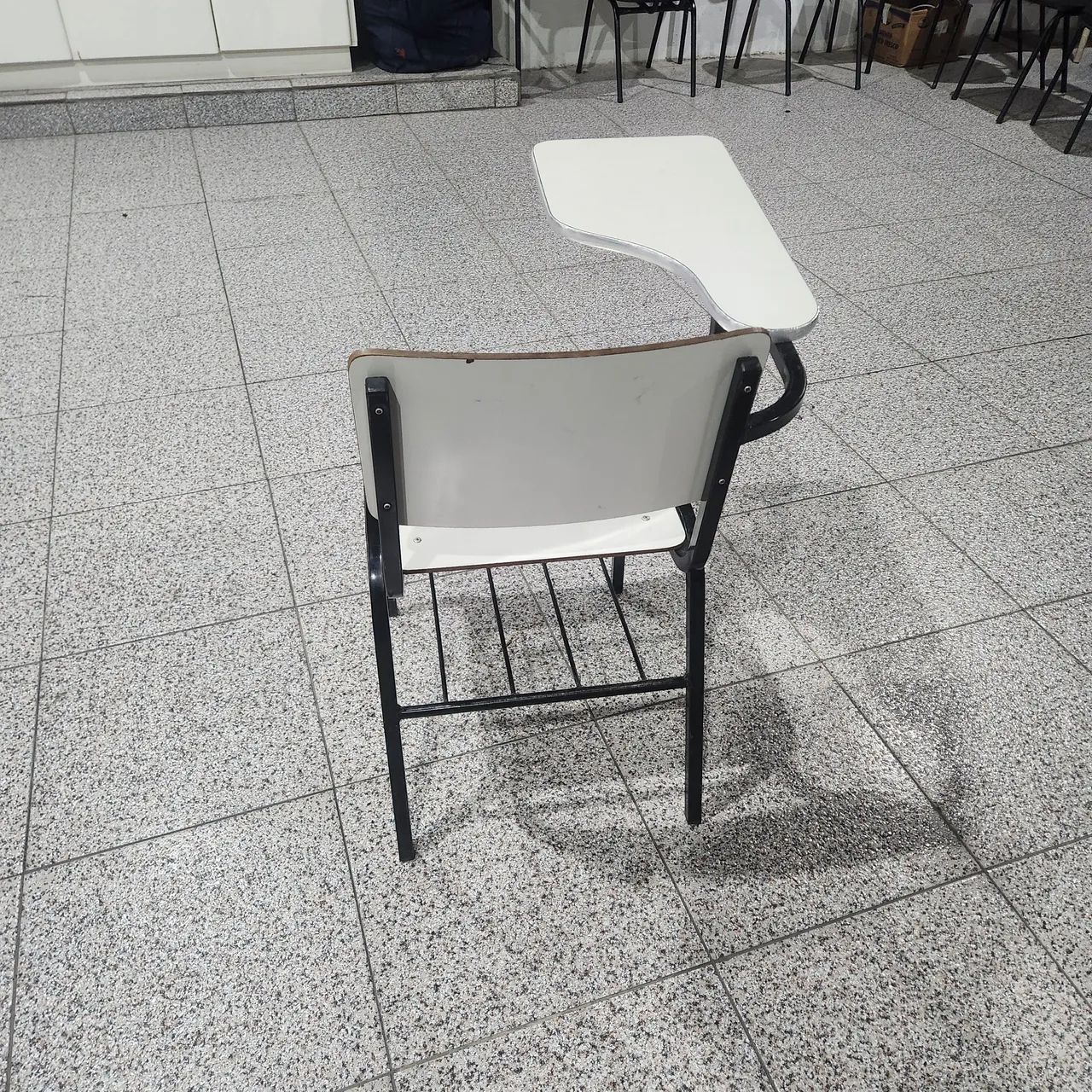 Cadeira escolar com braço 