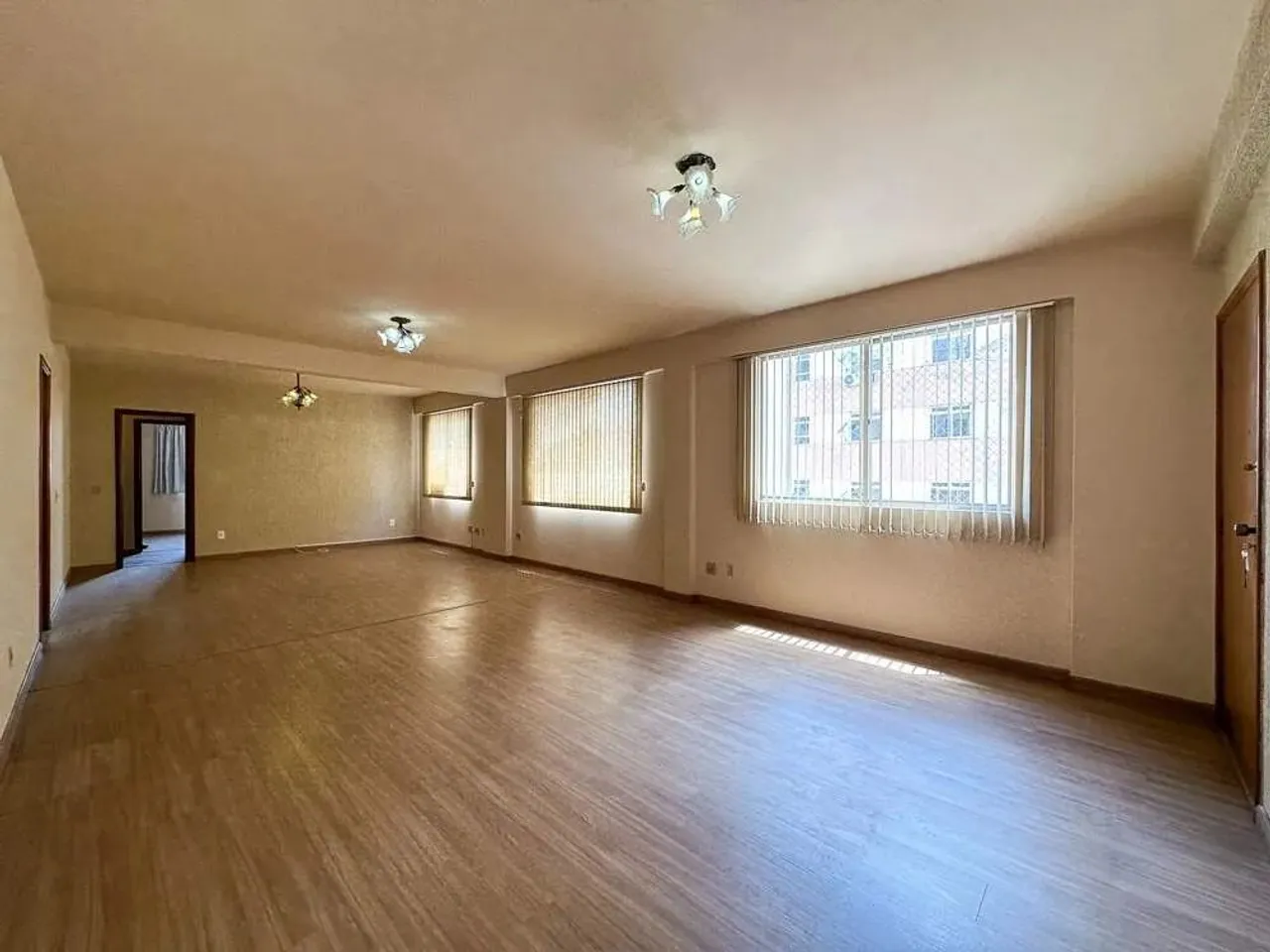 Apartamento à venda no centro de Divinópolis.