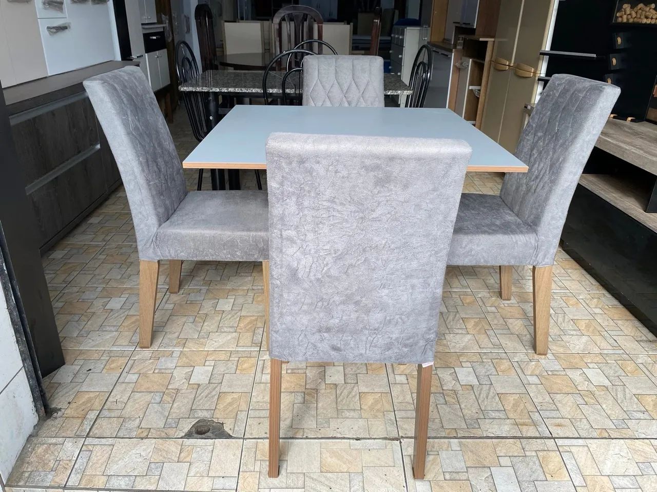 Mesa com 4 cadeiras IMPECÁVEL  - Foto 2