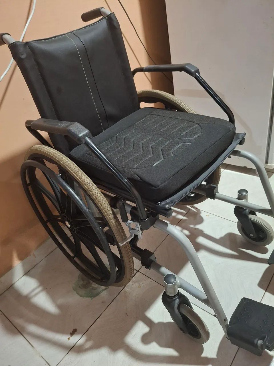 VENDO CADEIRA DE RODAS PASSEIO 140KG DELLAMED - Foto 5