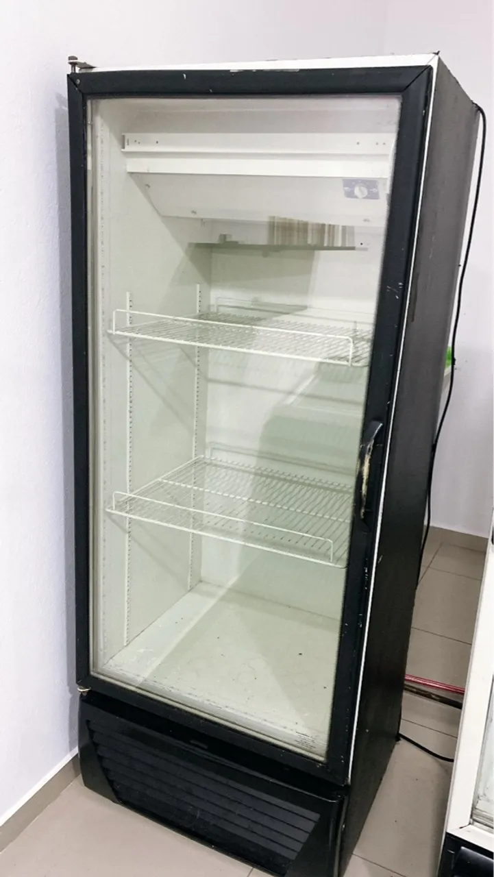 Vendo 2 Expositora e 1 Frezer horizontal
