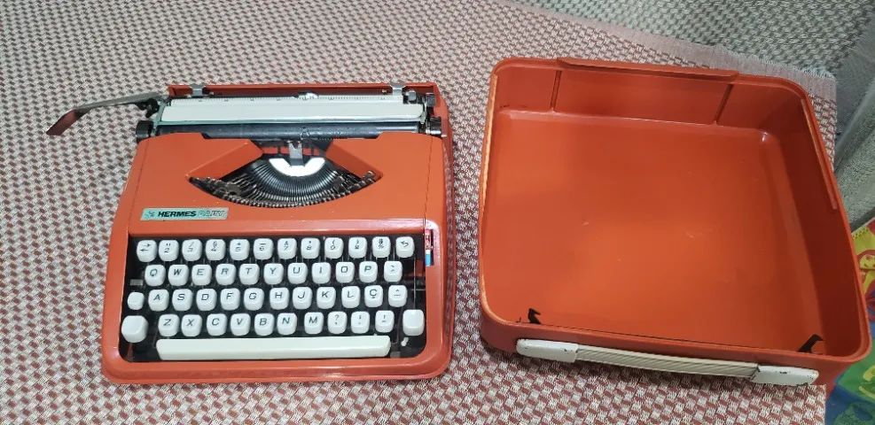 Antiga Maquina Escrever Portátil Hermes Baby - Foto 4