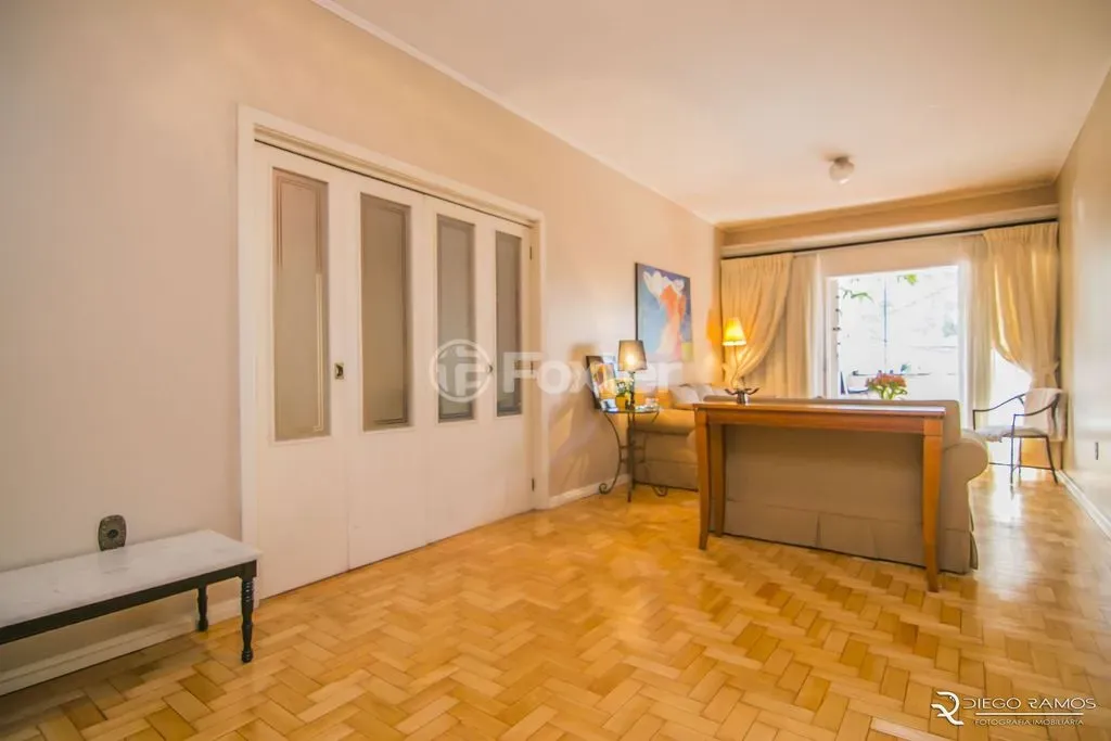 Foxter Cia Imobiliária oferece ap. de 3 dorm, 1 suíte, dependência e 1 vaga no Rio Branco.