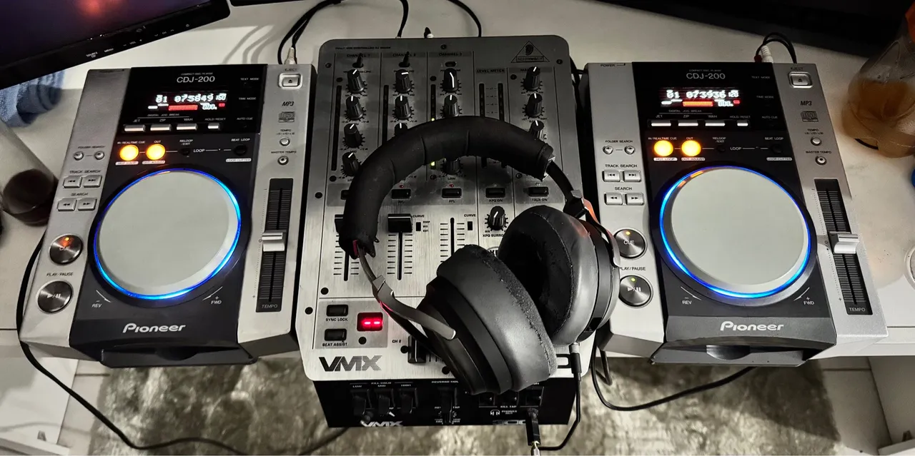 Par de CDJ 200 + Mixer