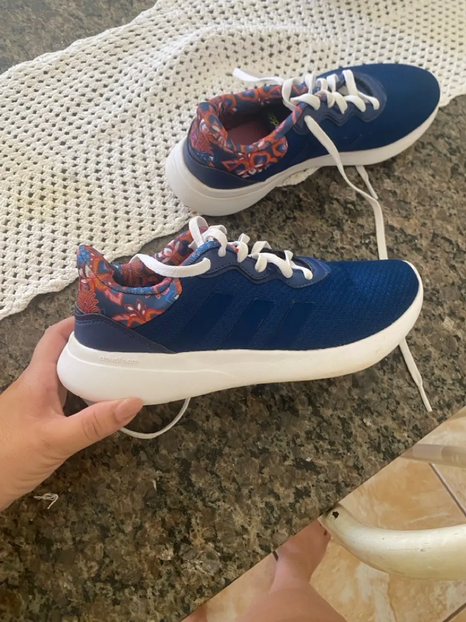 Tênis Adidas Azul com Detalhes Coloridos