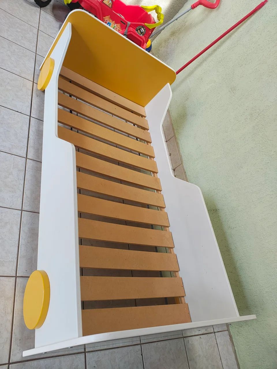 Cama carro Junior da Tok&Stok em madeira pesada - Foto 2